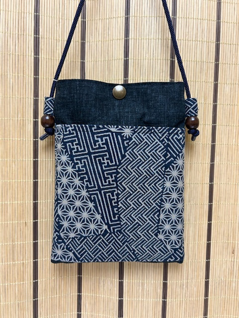 う布ふオリジナル　スマホサコッシュ　新小紋柄